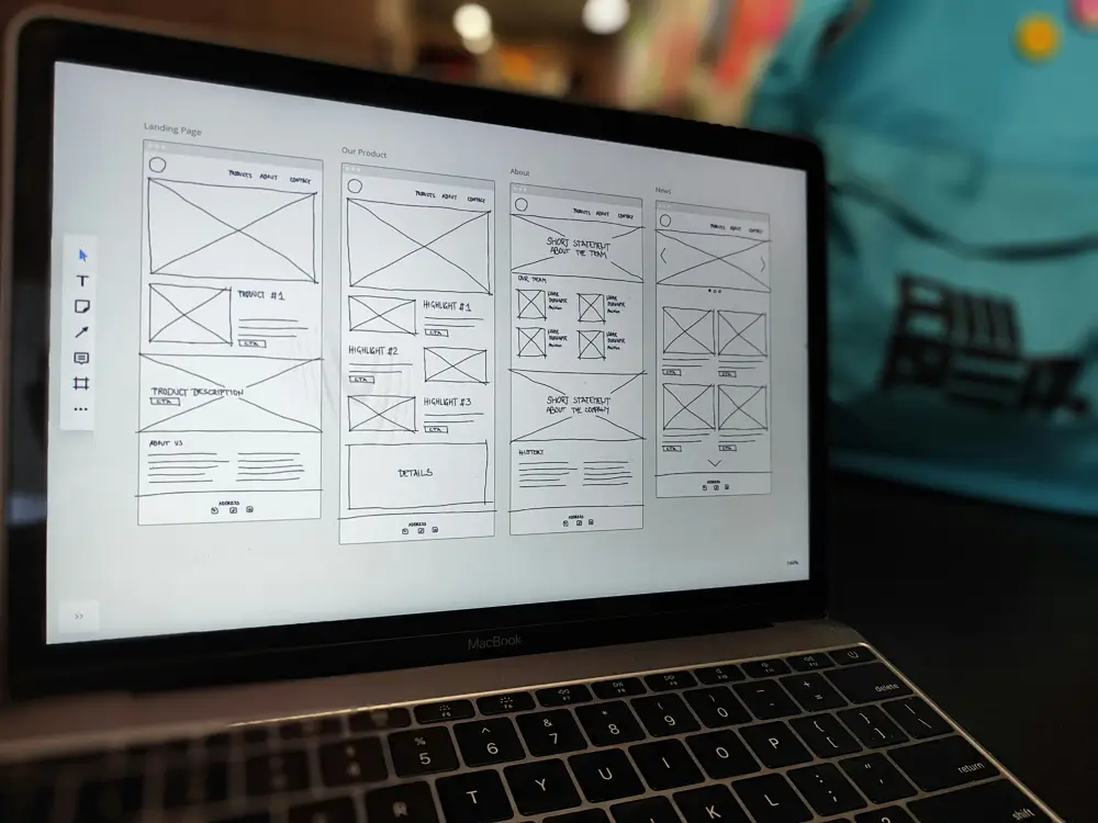 Wireframe de landing pages de alta conversão exibido na tela de um notebook, mostrando a estrutura de páginas para criação no Elementor